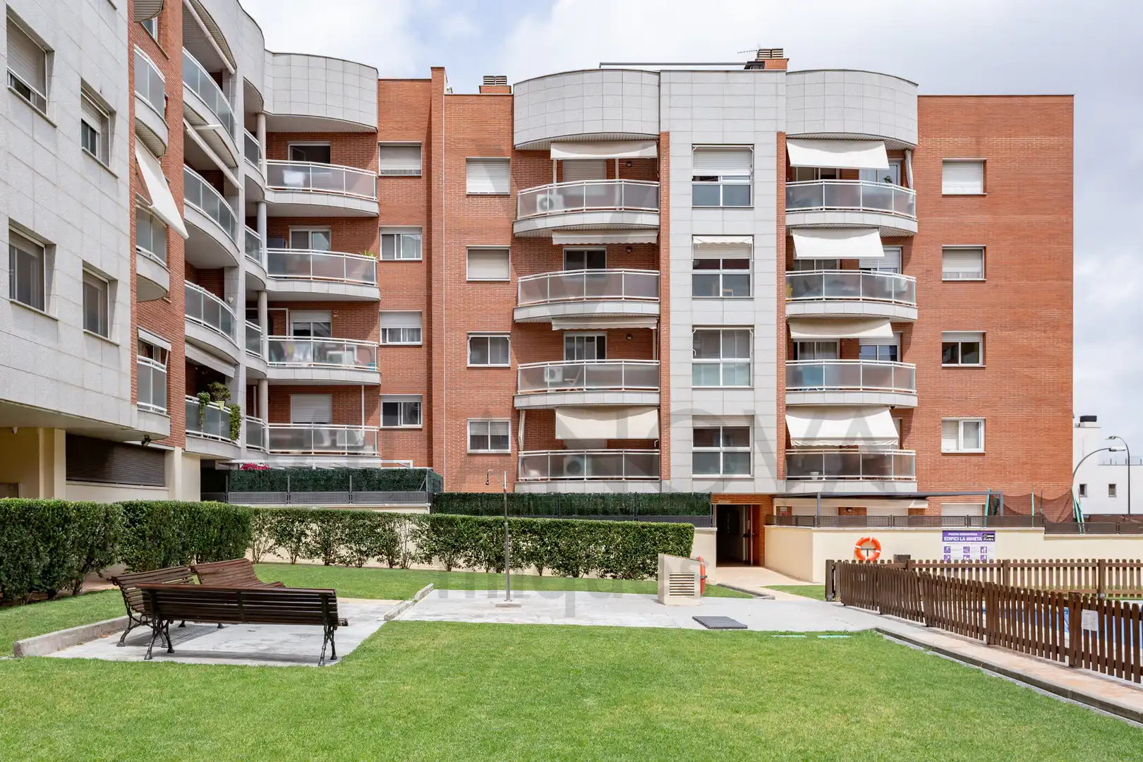 Vista exterior de Pis en venda en Reus amb Calefacció, Balcó i Piscina comunitària