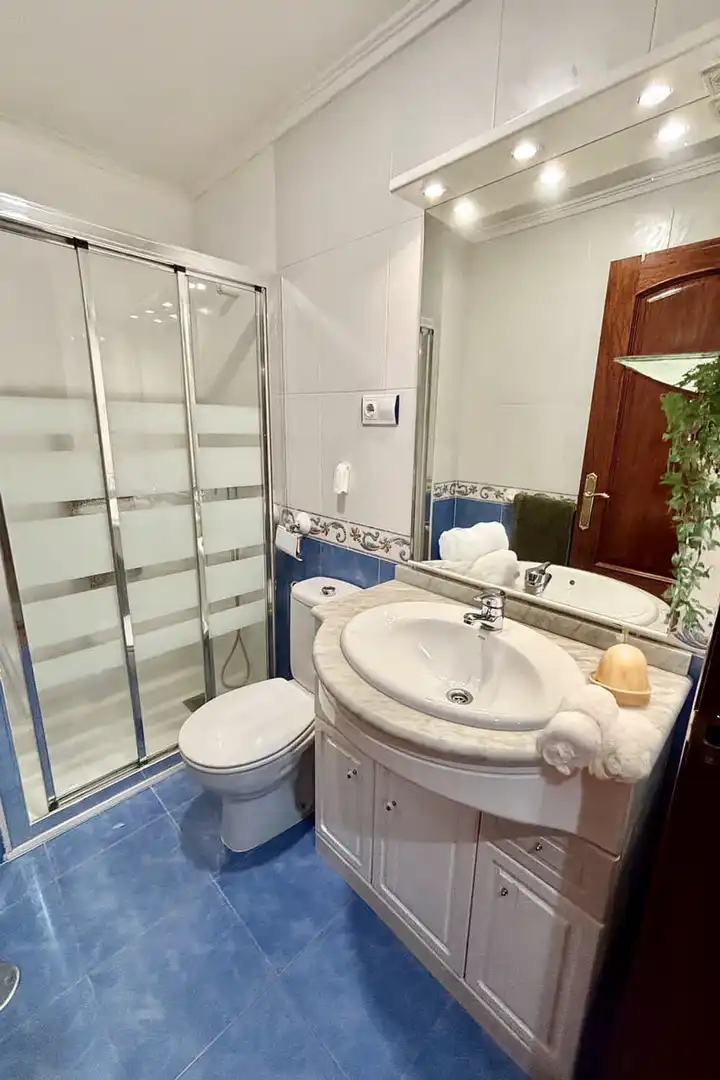 Baño de Piso en venta en Oviedo  con Calefacción, Jardín privado y Parquet