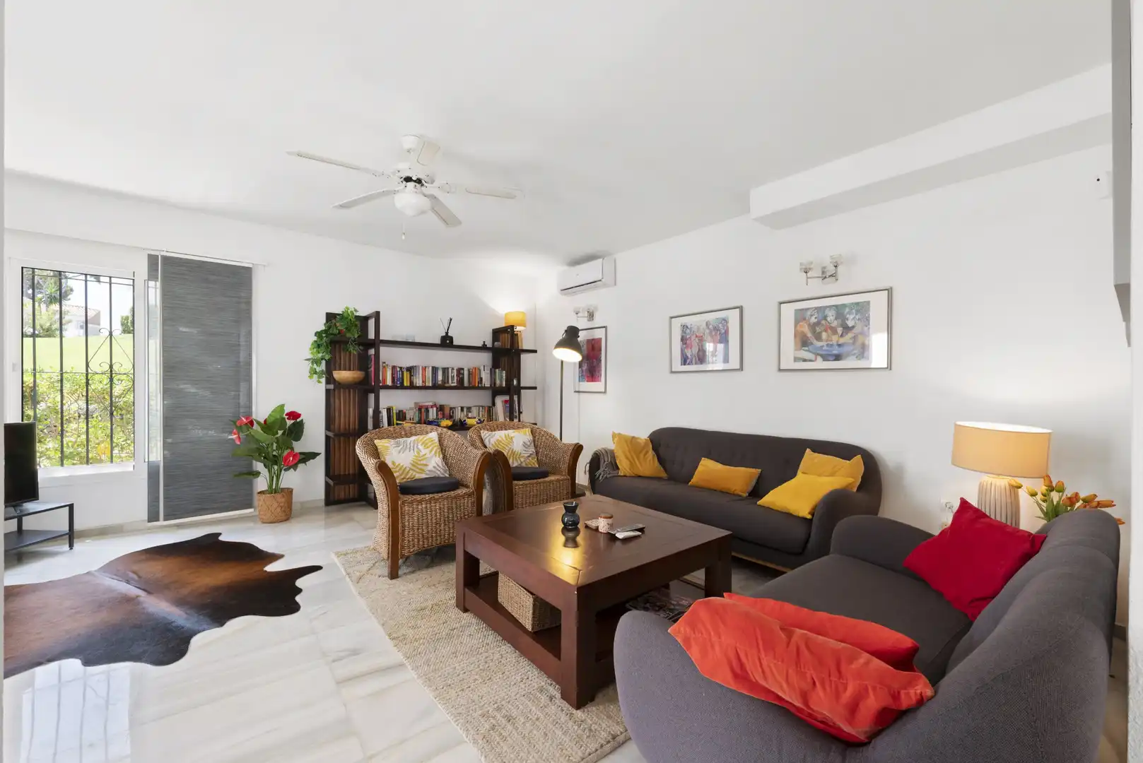 Sala d'estar de Casa o xalet en venda en Mijas amb Aire condicionat, Terrassa i Piscina