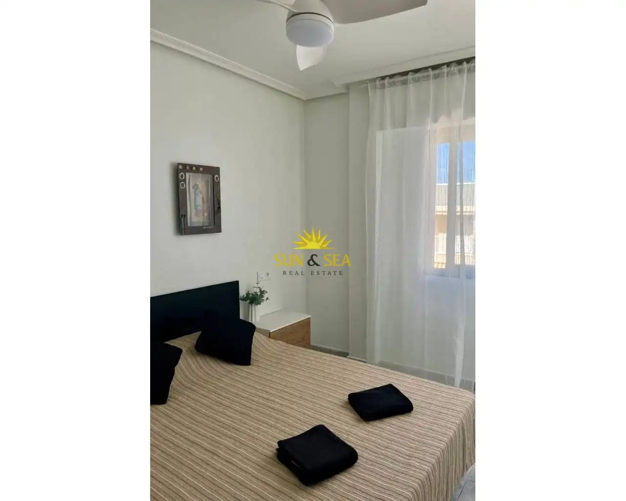Habitación de Apartamento de alquiler en Torrevieja con Aire acondicionado, Calefacción y Horno