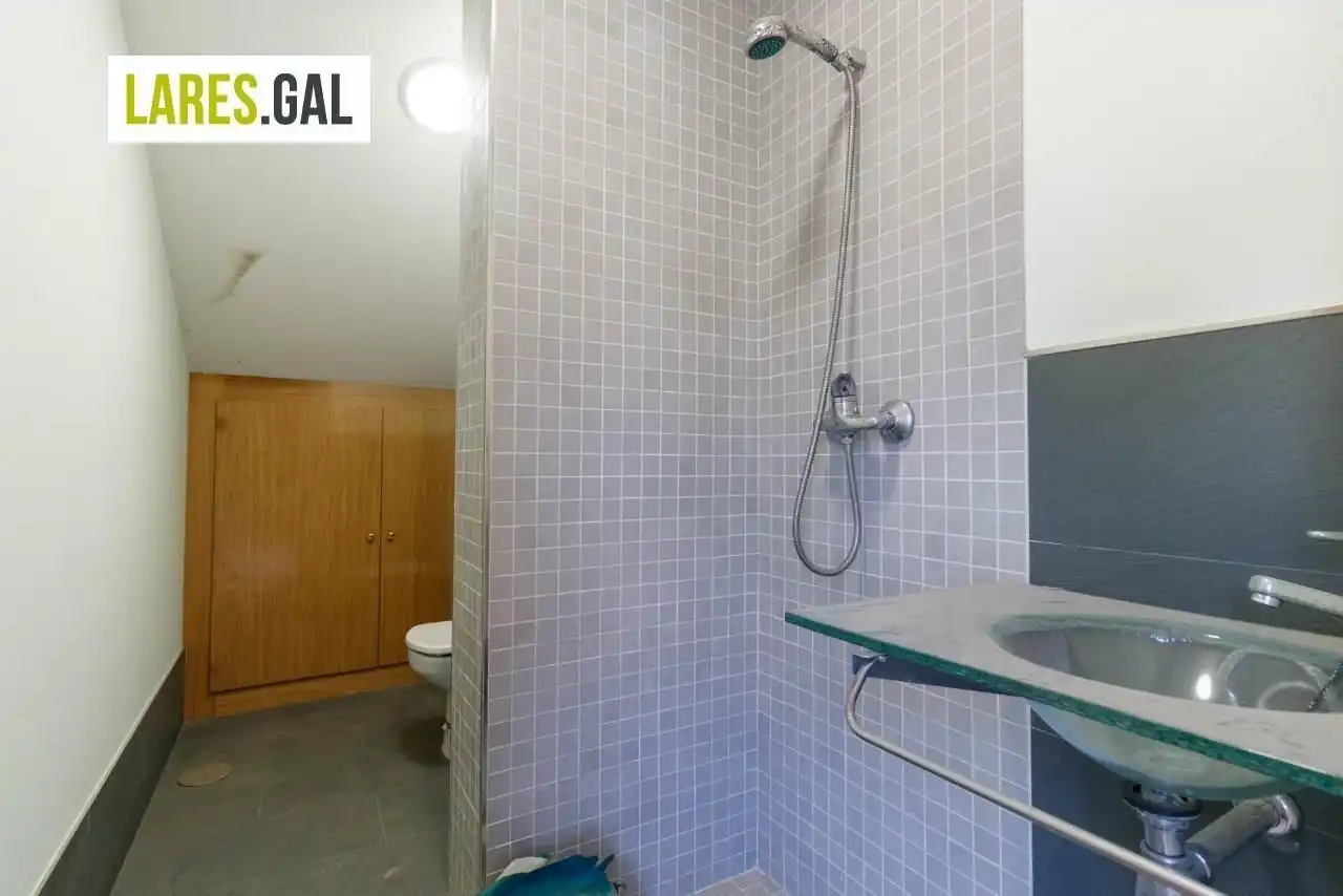 Baño de Oficina en venta en Cangas  con Terraza
