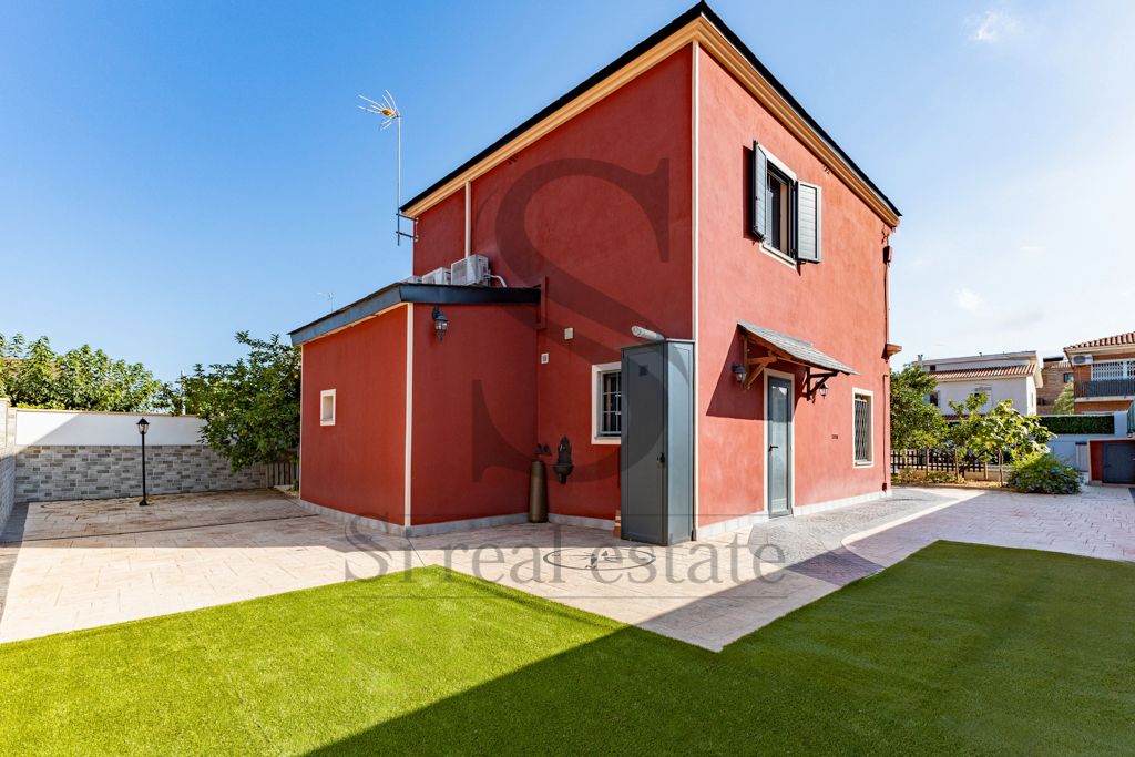 Vista exterior de Casa o xalet en venda en Viladecans amb Aire condicionat, Calefacció i Jardí privat