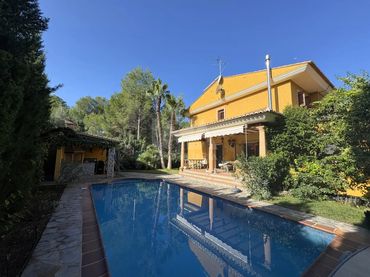 Detached house with pool for sale in Montealegre