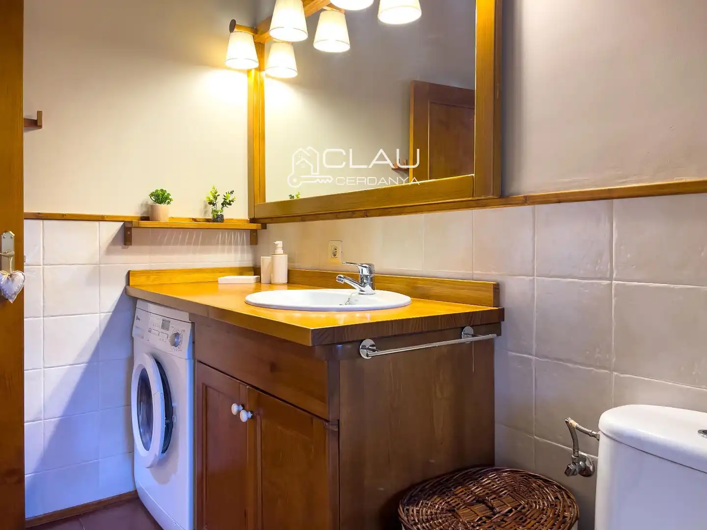 Badezimmer von Einfamilien-Reihenhaus zur Miete in Palau - de - Cerdagne mit Heizung, Privatgarten und Parkett