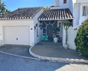 Exterior view of Single-family semi-detached for sale in Marbella  with Air Conditioner, Heating and Private garden