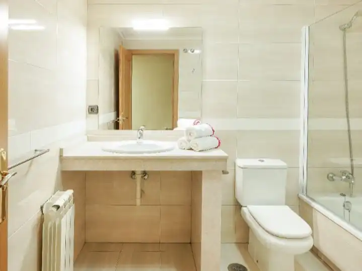 Bathroom of Flat for rent in Vigo   with Balcony
