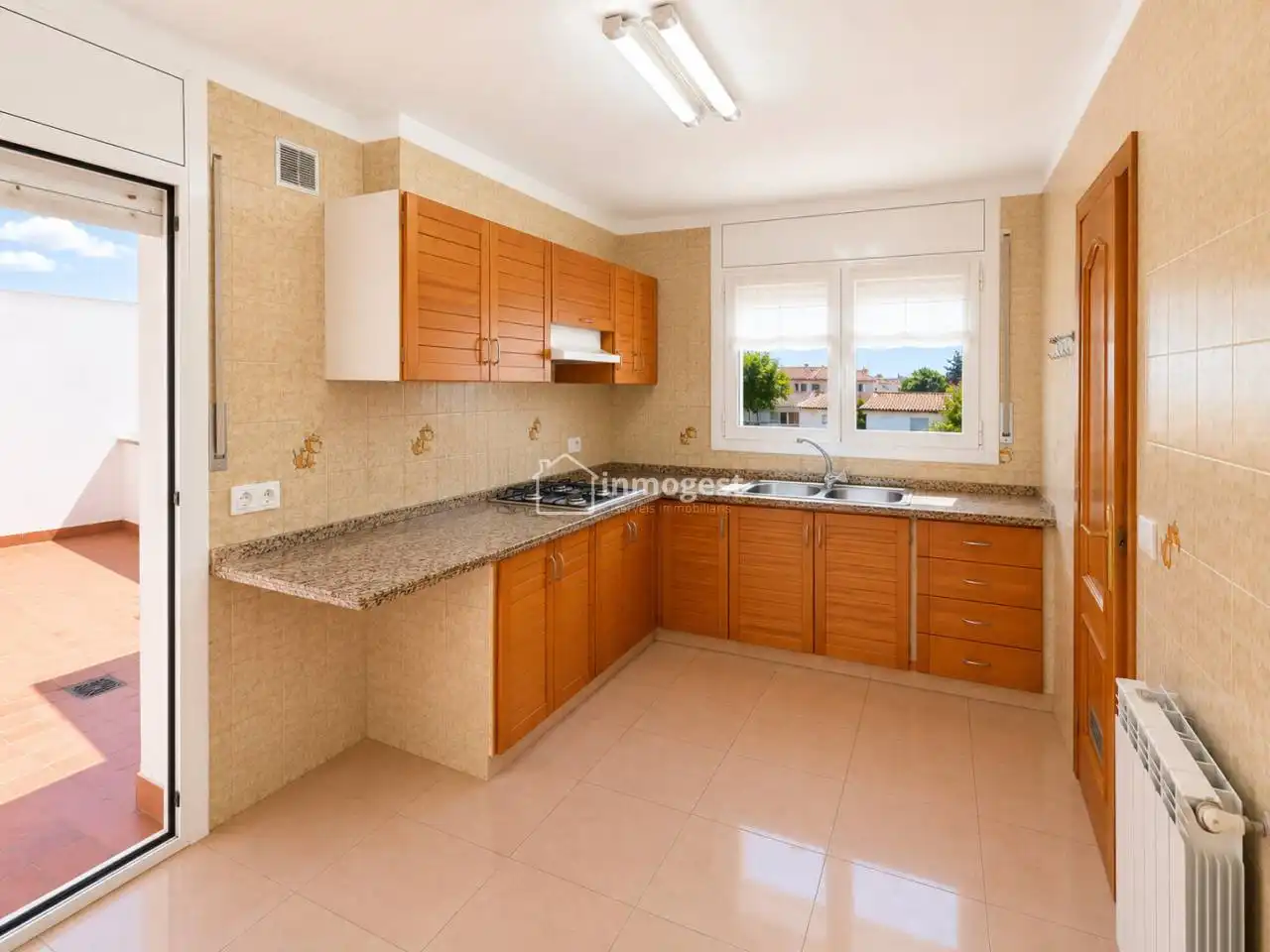 Cuina de Casa o xalet en venda en Salt amb Calefacció i Jardí privat
