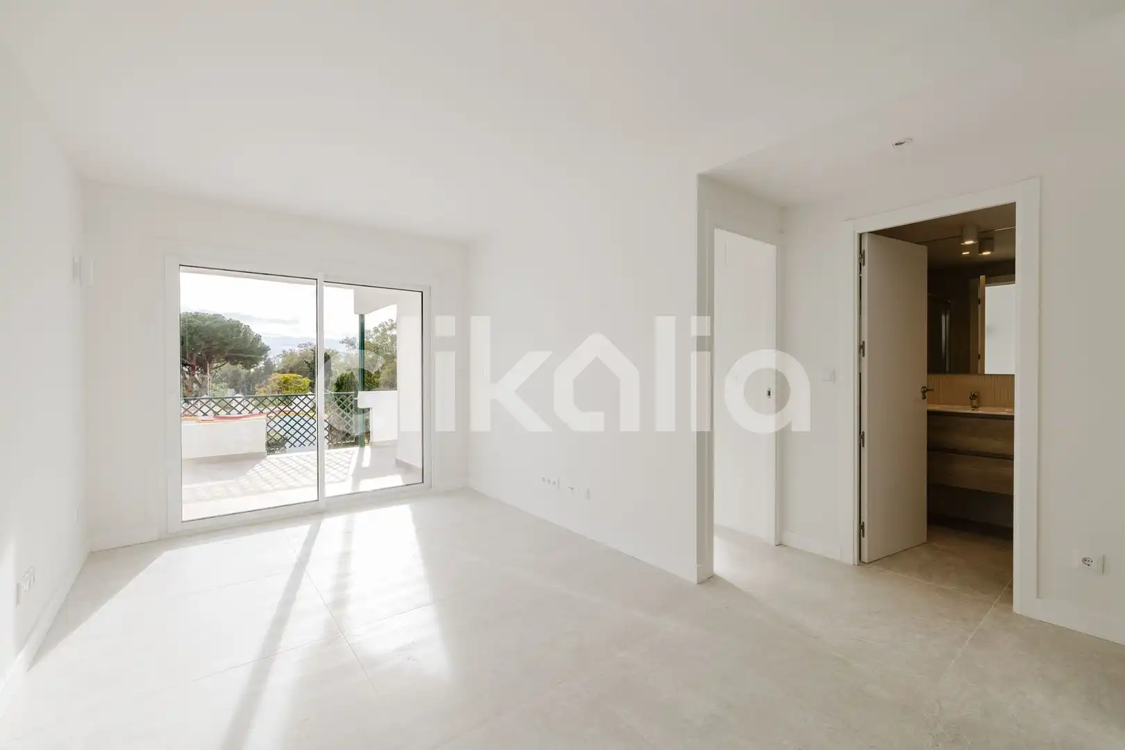 Wohnzimmer von Wohnung zum Verkauf in Marbella mit Klimaanlage, Privatgarten und Terrasse