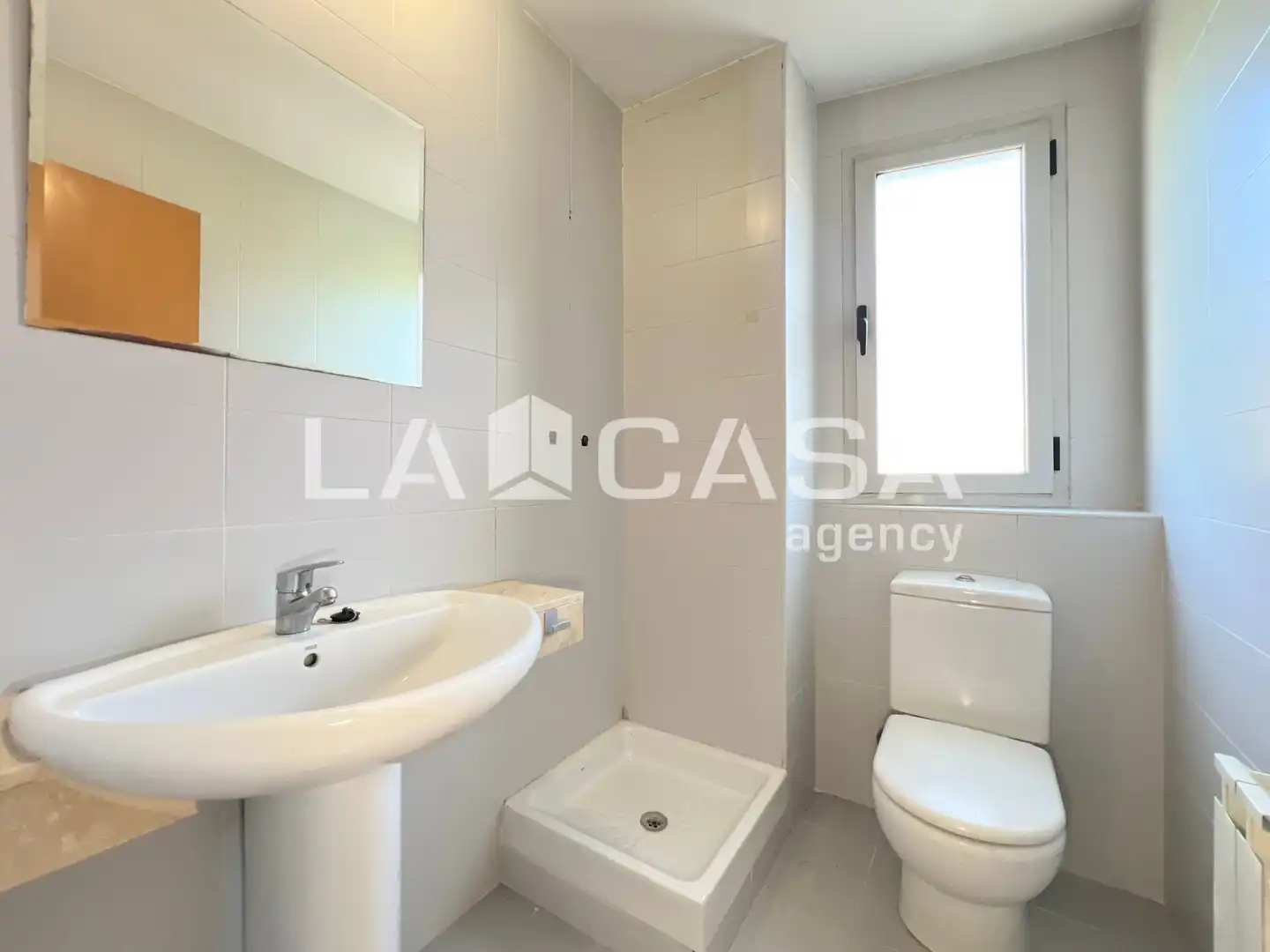 Baño de Piso en venta en Badalona con Calefacción y Balcón