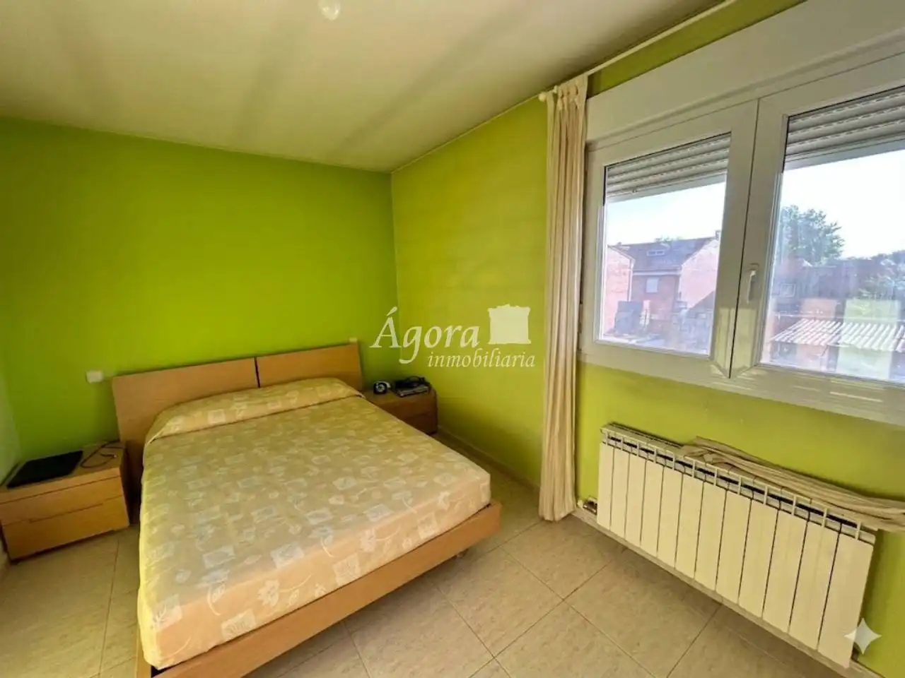 Habitación de Casa adosada en venta en Valladolid con Calefacción y Jardín privado