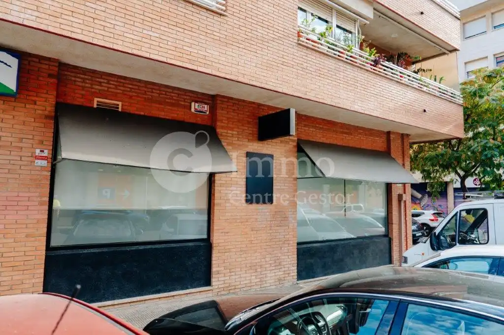 Vista exterior de Local en venda en Lleida amb Aire condicionat, Calefacció i Moblat