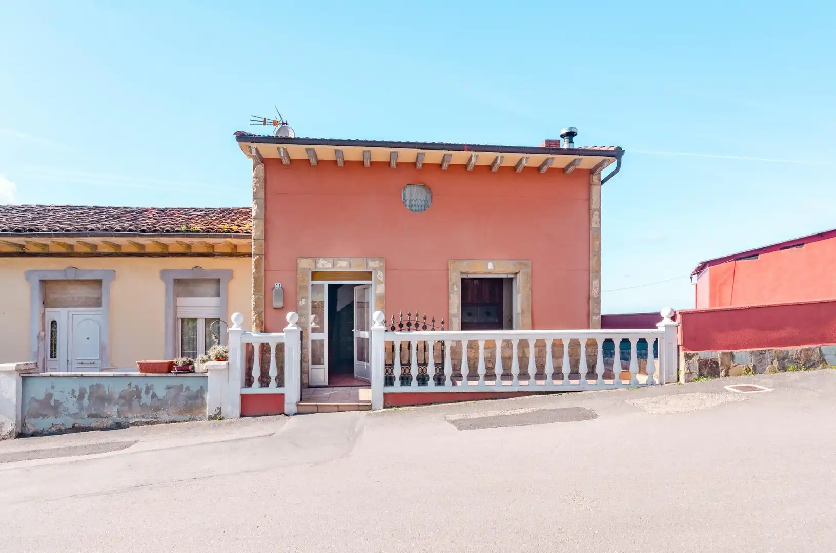 Vista exterior de Casa o xalet en venda en Siero amb Calefacció, Jardí privat i Moblat