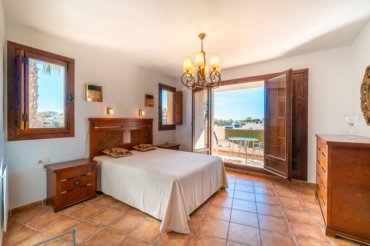 Dormitori de Apartament de lloguer en Torrevieja amb Calefacció, Terrassa i Piscina