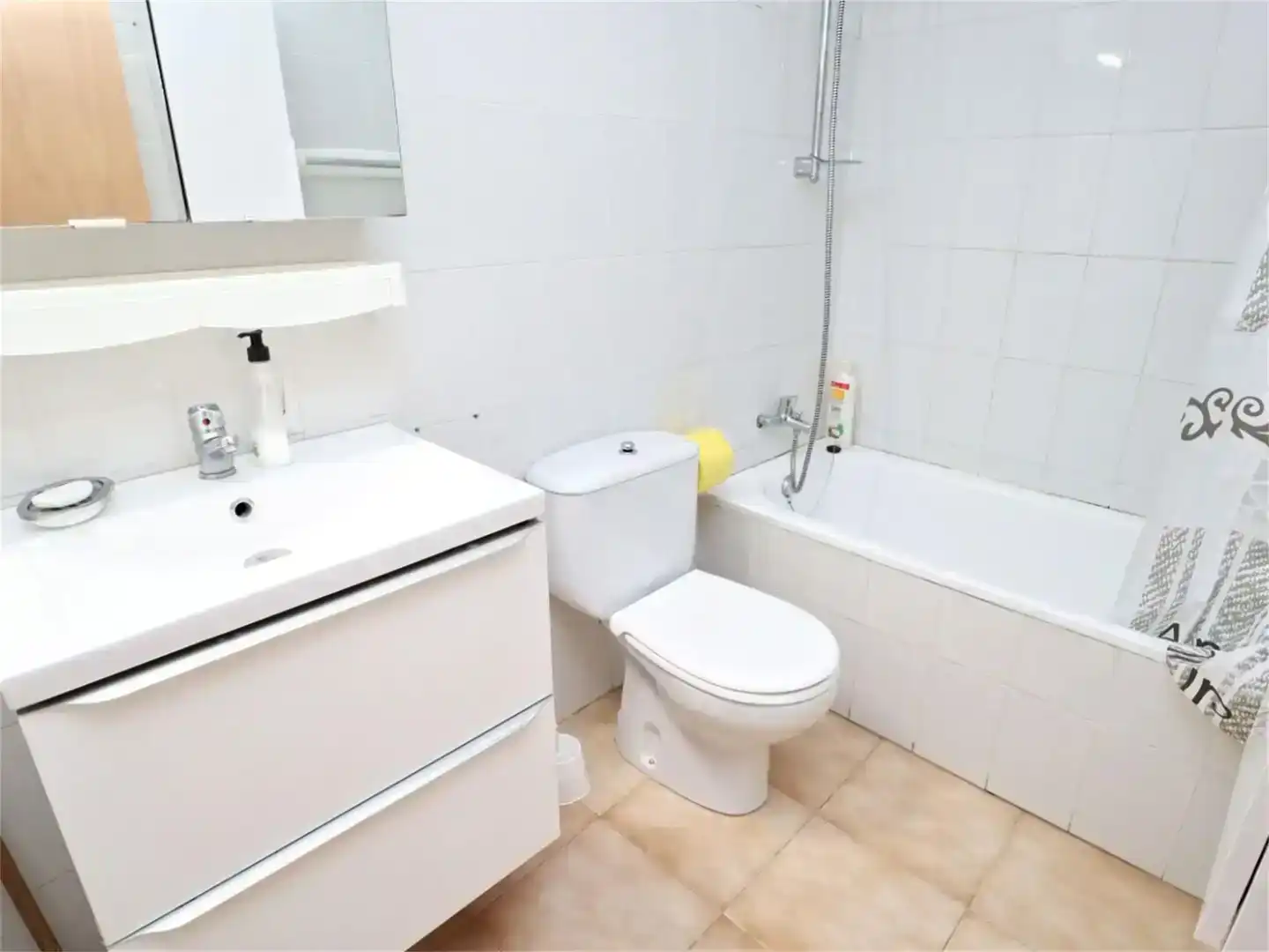 Badezimmer von Wohnung zum Verkauf in Empuriabrava mit Klimaanlage und Schwimmbad
