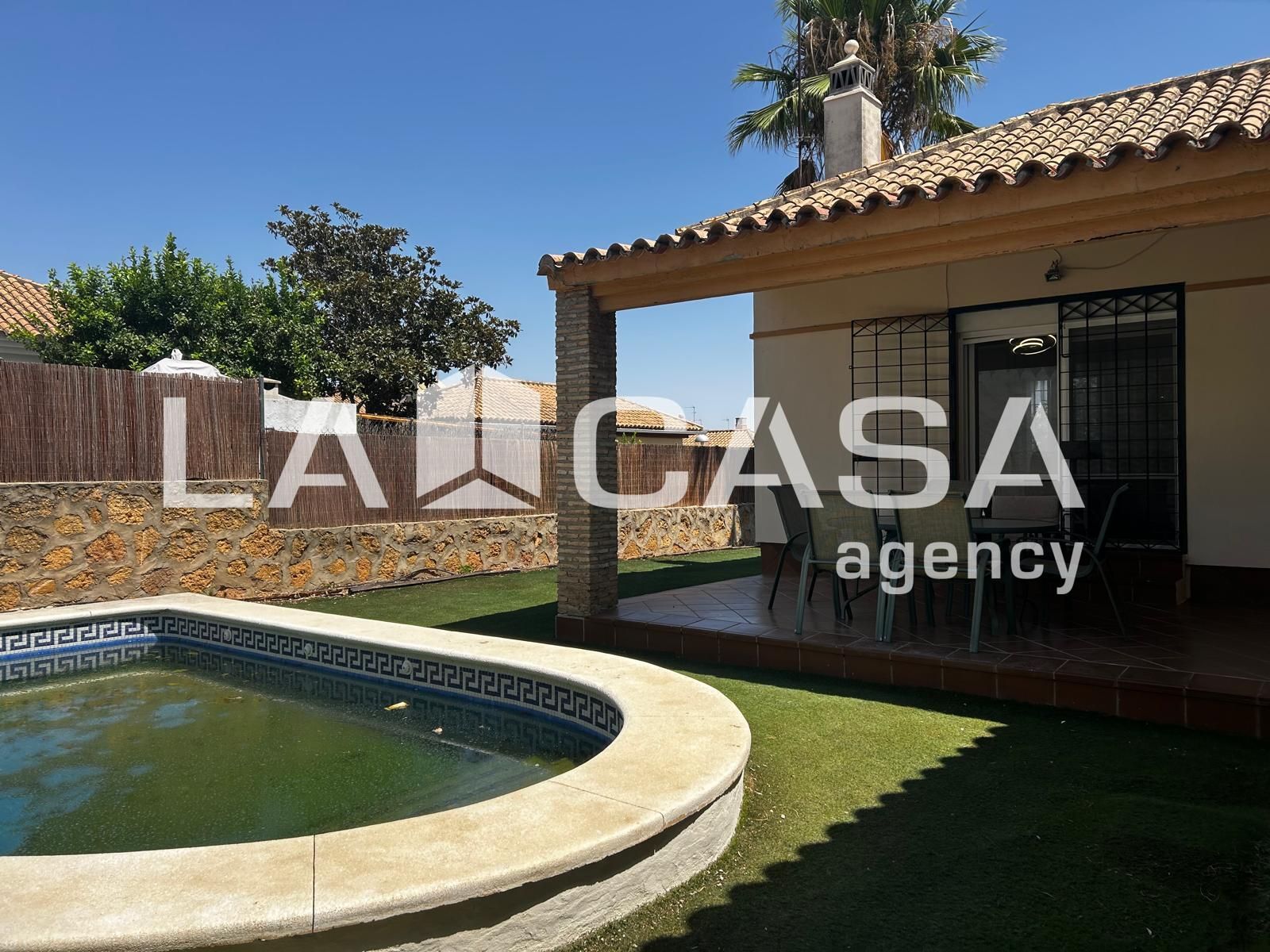 Vista exterior de Casa o xalet en venda en Montequinto amb Piscina