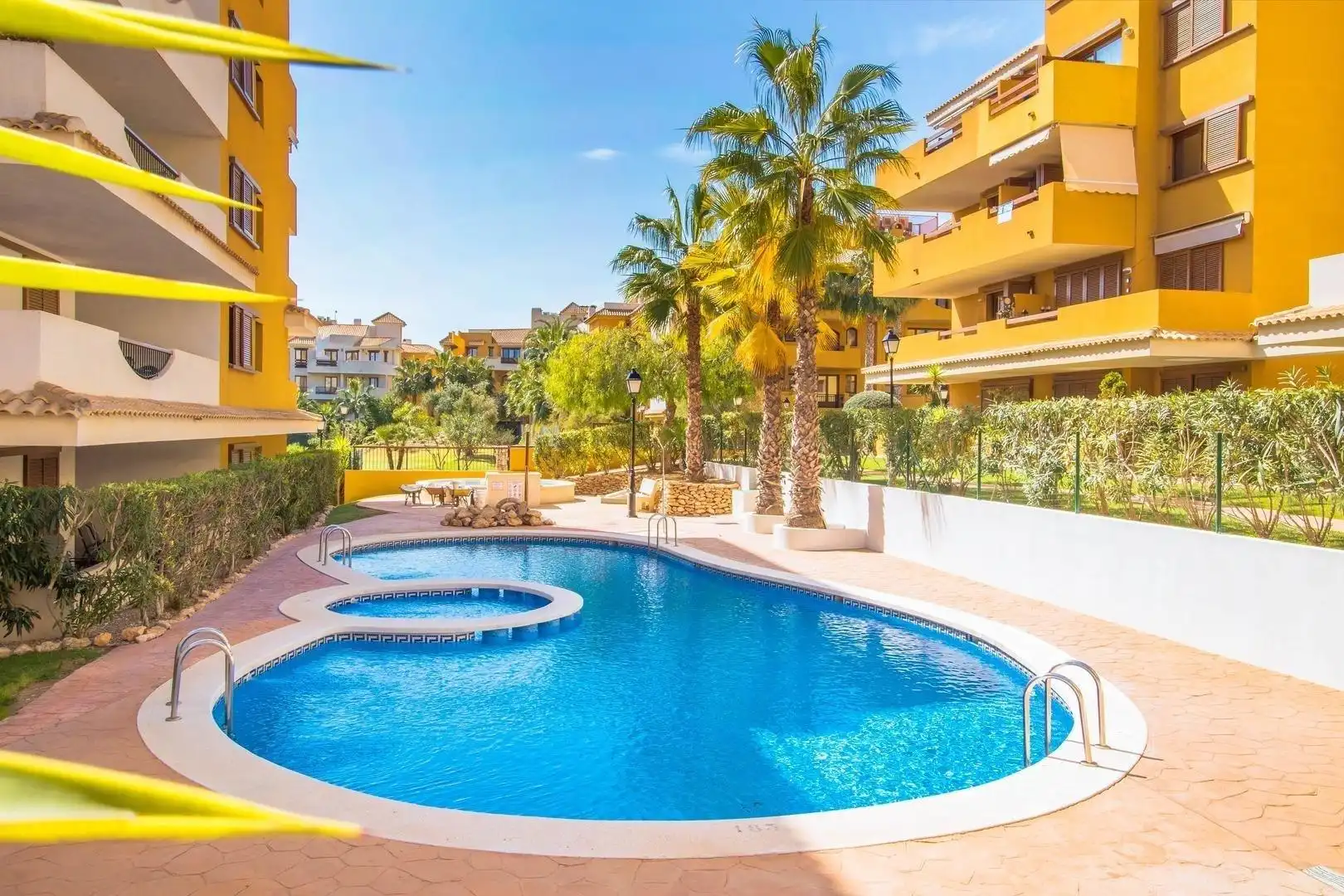Piscina de Pis en venda en Torrevieja amb Calefacció, Terrassa i Moblat