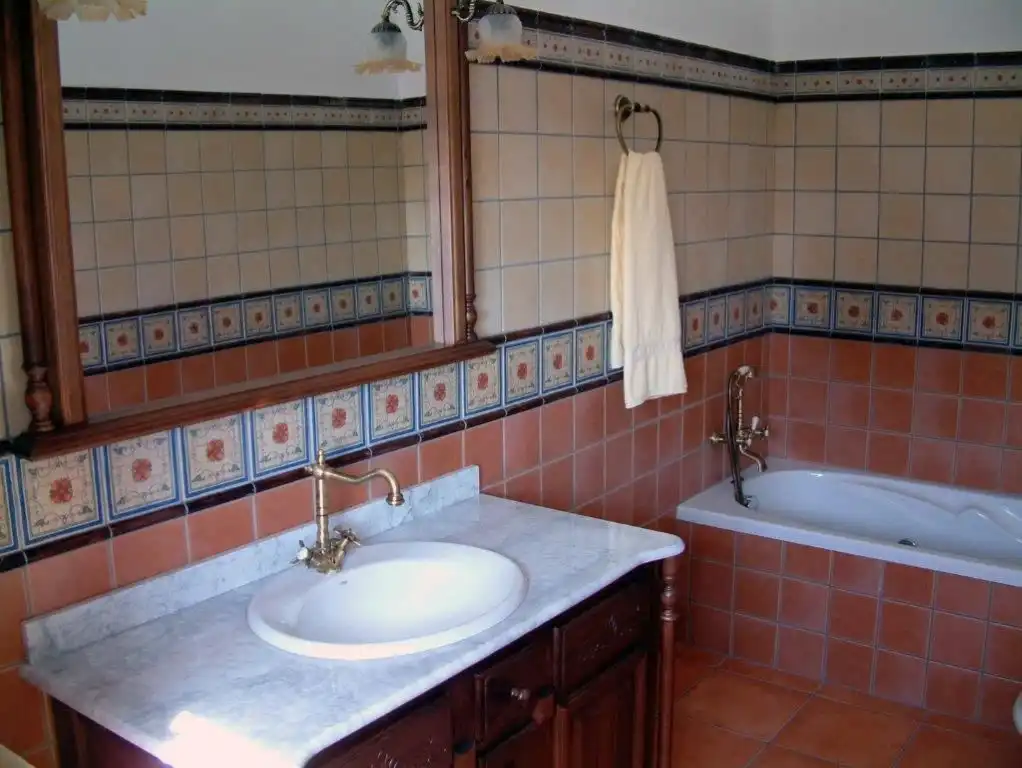 Baño de Finca rústica en venta en Lucena con Jardín privado, Terraza y Piscina