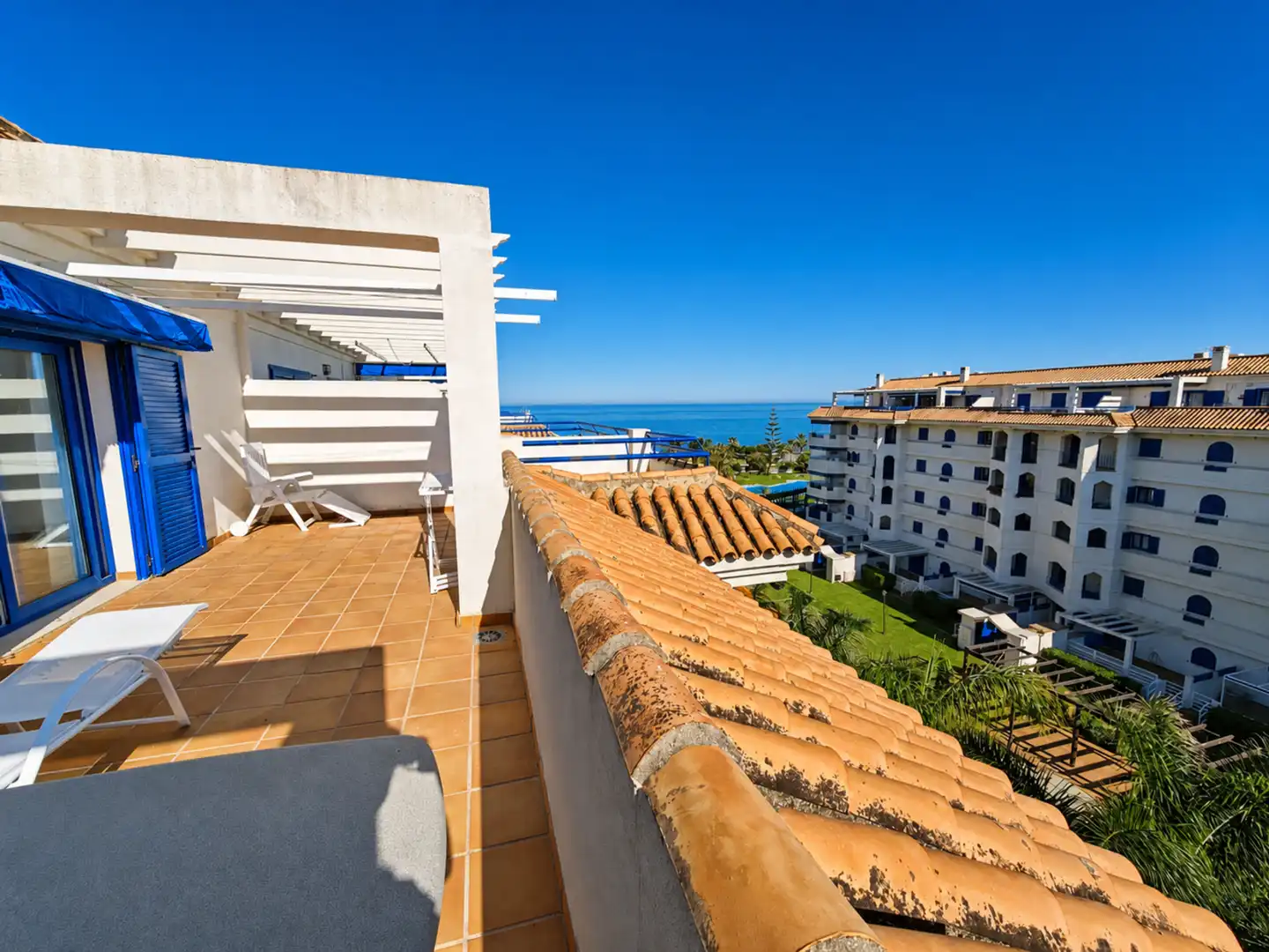 Vista exterior de Ático en venta en Manilva con Aire acondicionado, Terraza y Piscina
