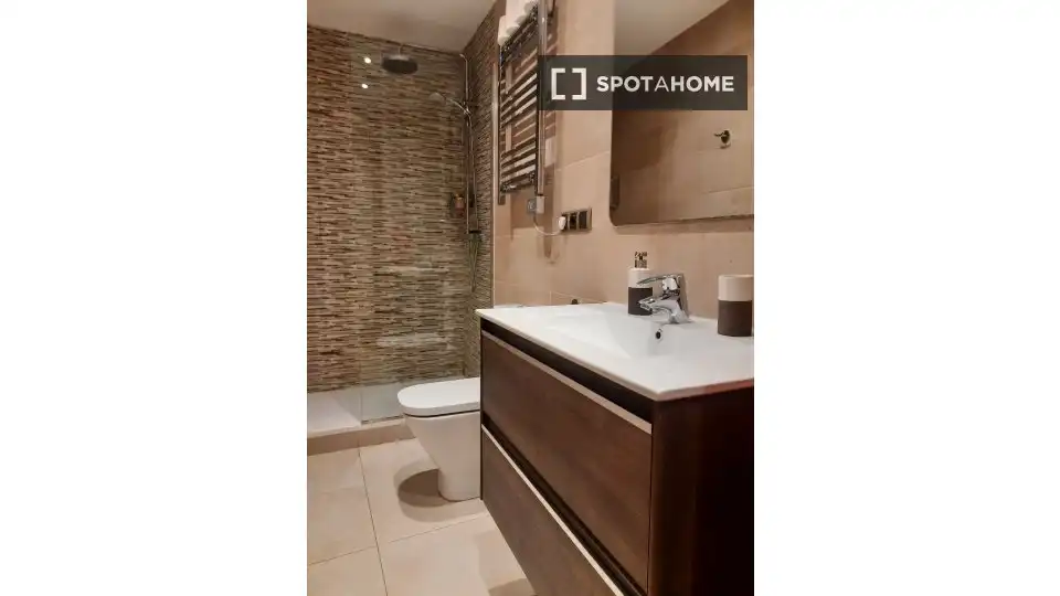 Baño de Piso de alquiler en Barcelona con Aire acondicionado, Calefacción y Amueblado