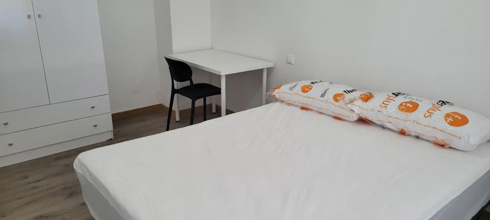 Habitación de Piso de alquiler en Cuenca con Calefacción, Parquet y Amueblado