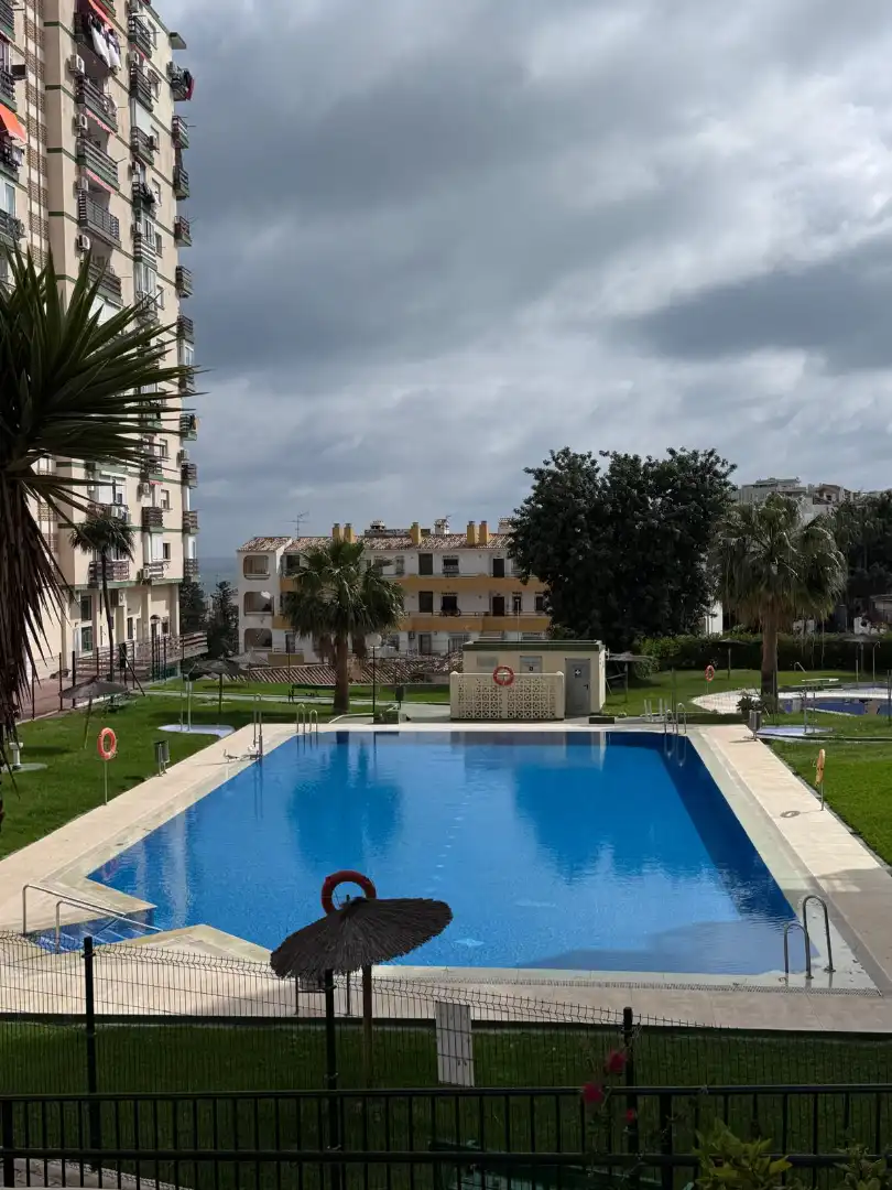 Piscina de Piso en venta en Benalmádena con Terraza, Amueblado y Piscina comunitaria