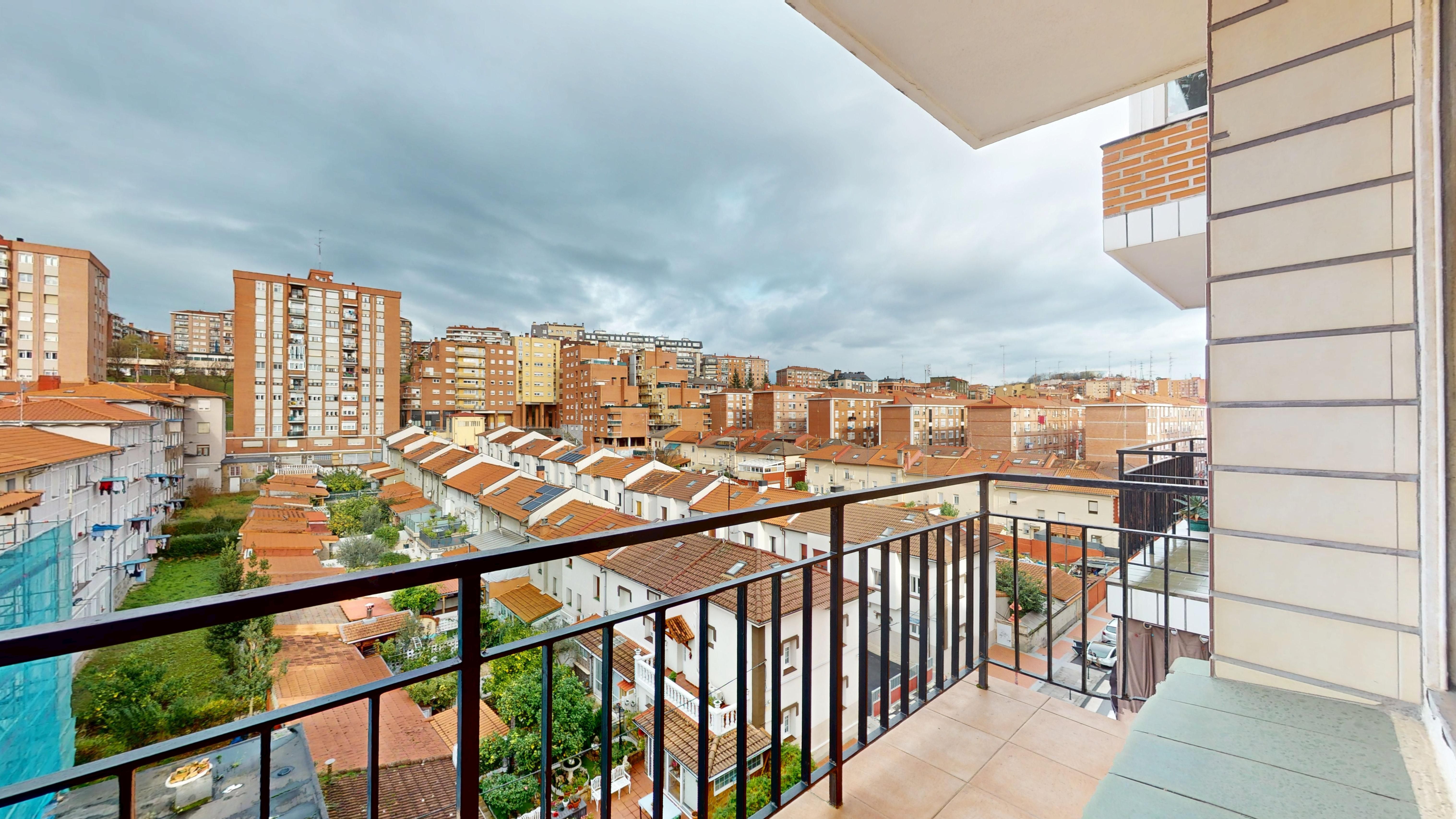 Dormitori de Pis en venda en Barakaldo  amb Calefacció i Balcó