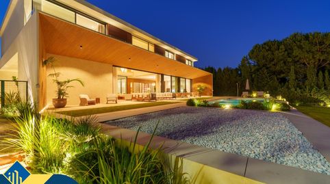 Villa con piscina privada, en la provincia de Málaga, en Marbella, en la zona de Nueva Andalucía. 6 habitaciones | 1057 m² | 2 kil