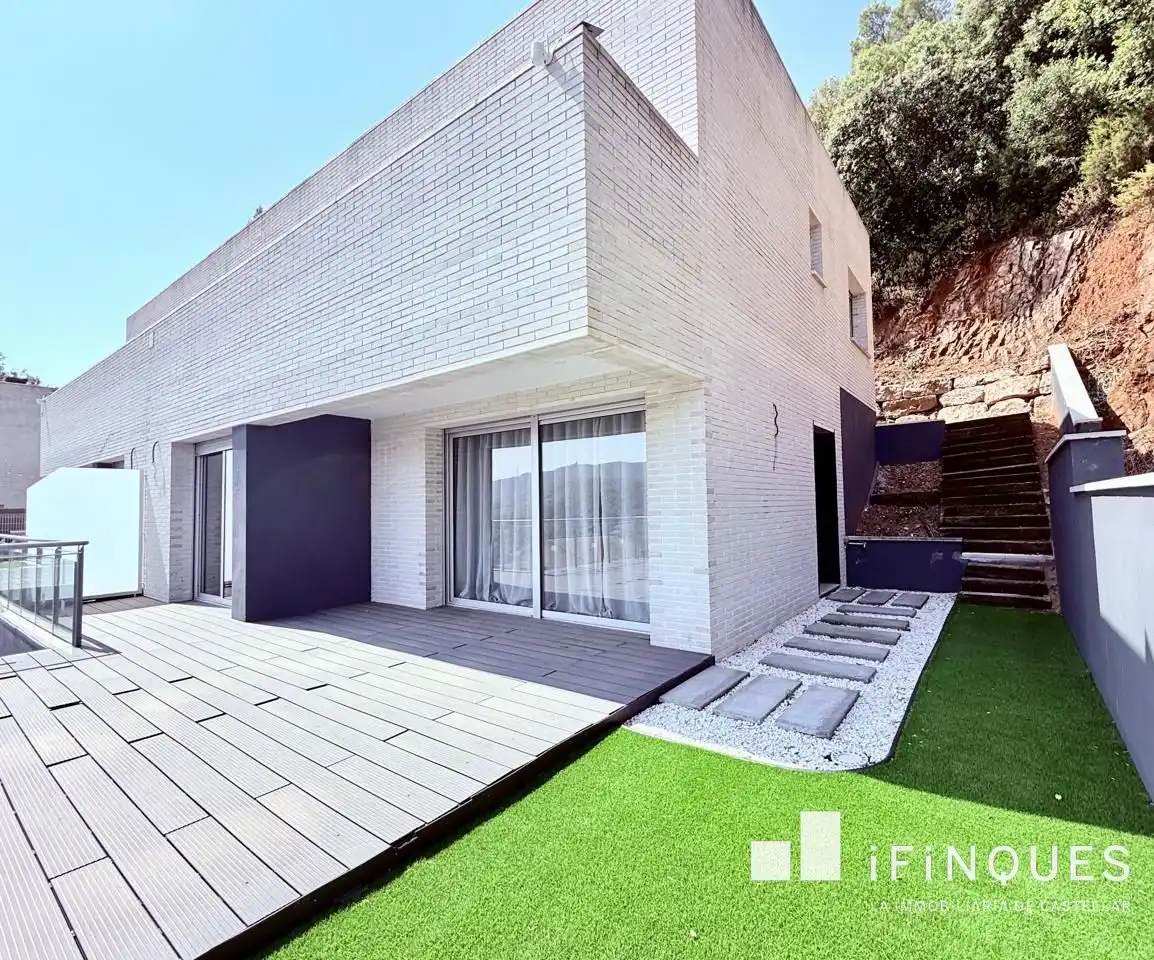 Vista exterior de Casa adosada en venda en Castellar del Vallès amb Jardí privat, Terrassa i Balcó