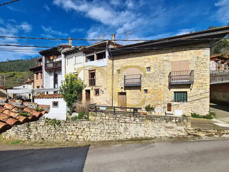 Vista exterior de Casa adosada en venda en Llanes amb Calefacció i Moblat