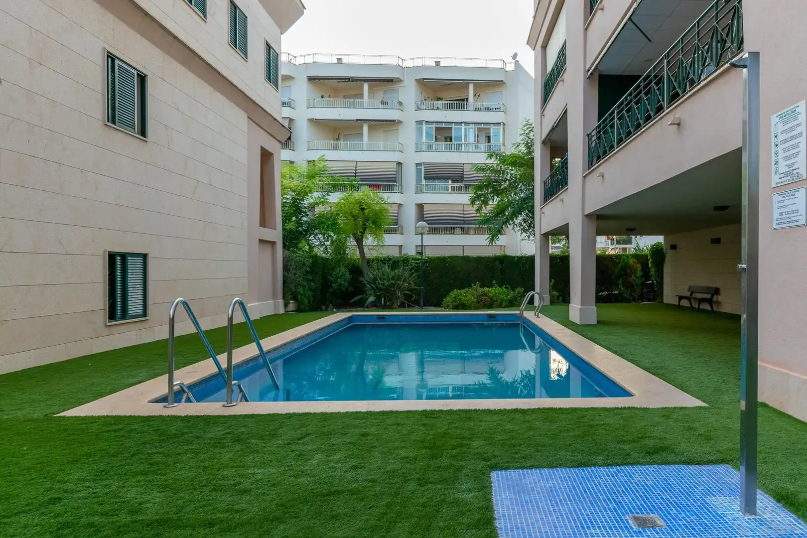 Piscina de Pis de lloguer en Santa Pola amb Aire condicionat, Calefacció i Jardí privat