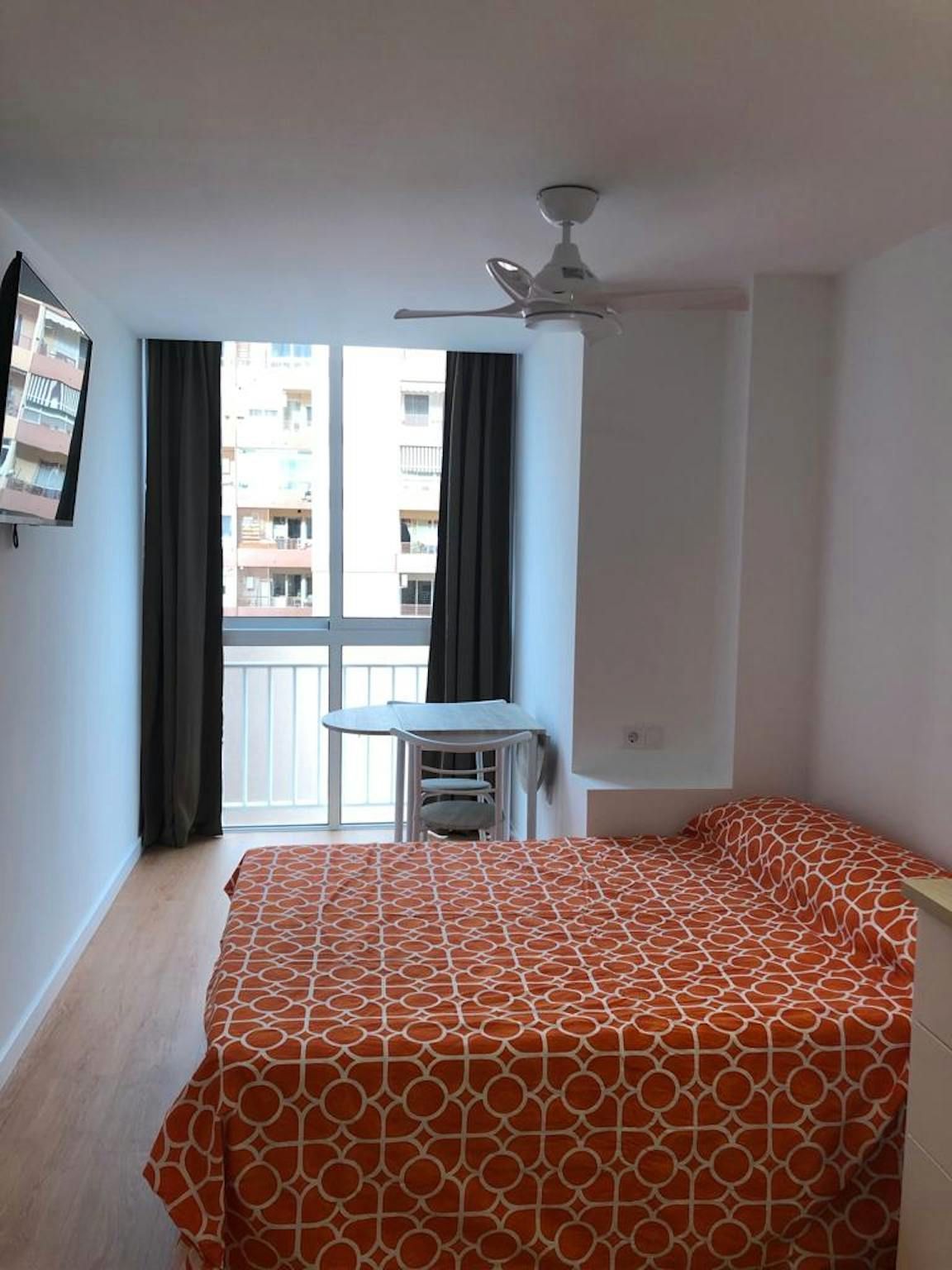 Habitación de Piso de alquiler en  Valencia Capital con Lavadora y TV