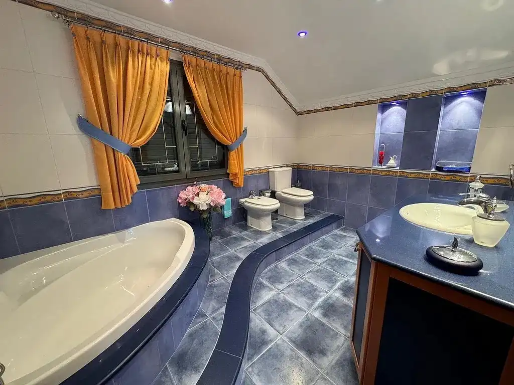 Bathroom of Houses for sale in Cacabelos  with Heating, Parquet flooring and Terrace