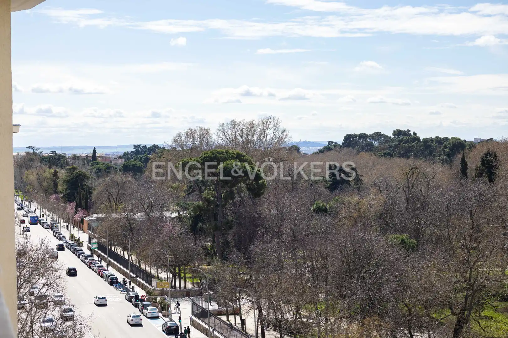Außenansicht von Wohnung zur Miete in Madrid mit Klimaanlage, Heizung und Parkett