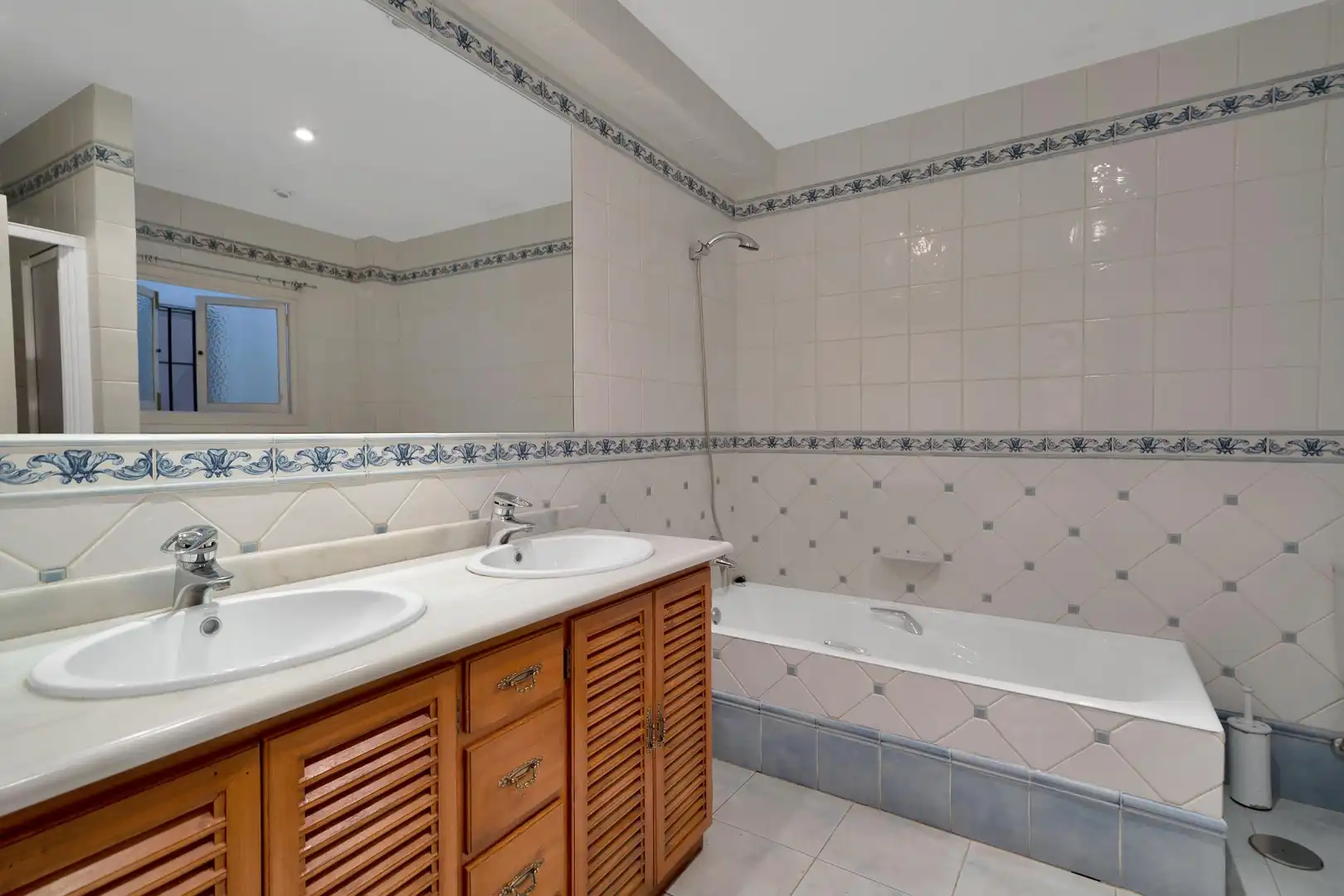 Bathroom of Apartments for sale in Marbella  with Parquet flooring and Balcony
