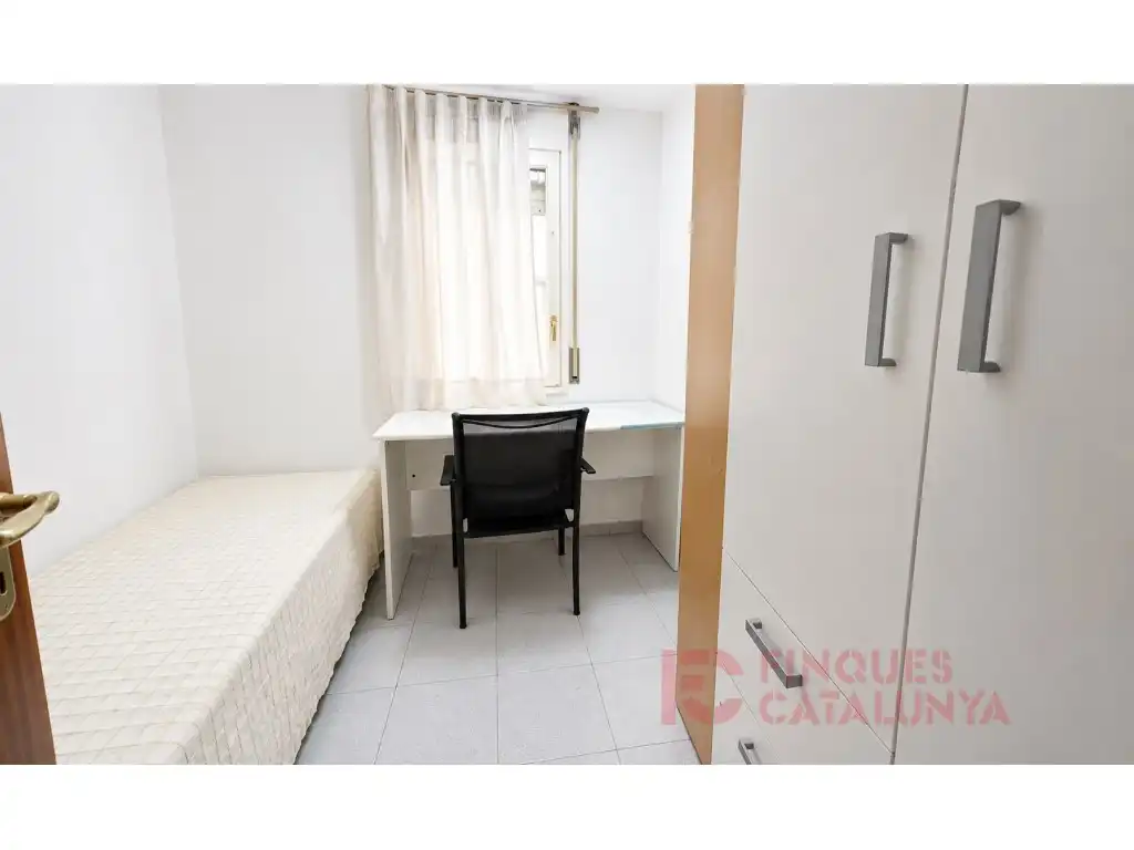 Schlafzimmer von Wohnung zum Verkauf in Girona mit Heizung, Möbliert und Waschmaschine