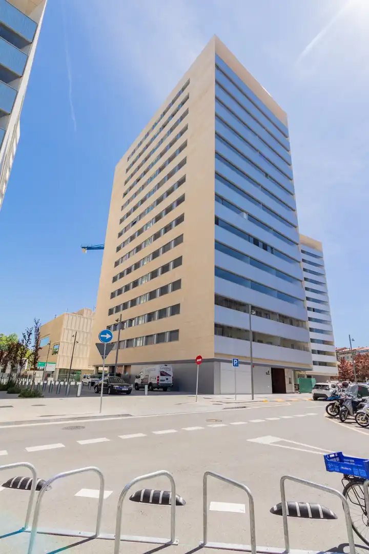 Außenansicht von Wohnung zur Miete in  Pamplona / Iruña mit Klimaanlage, Heizung und Terrasse