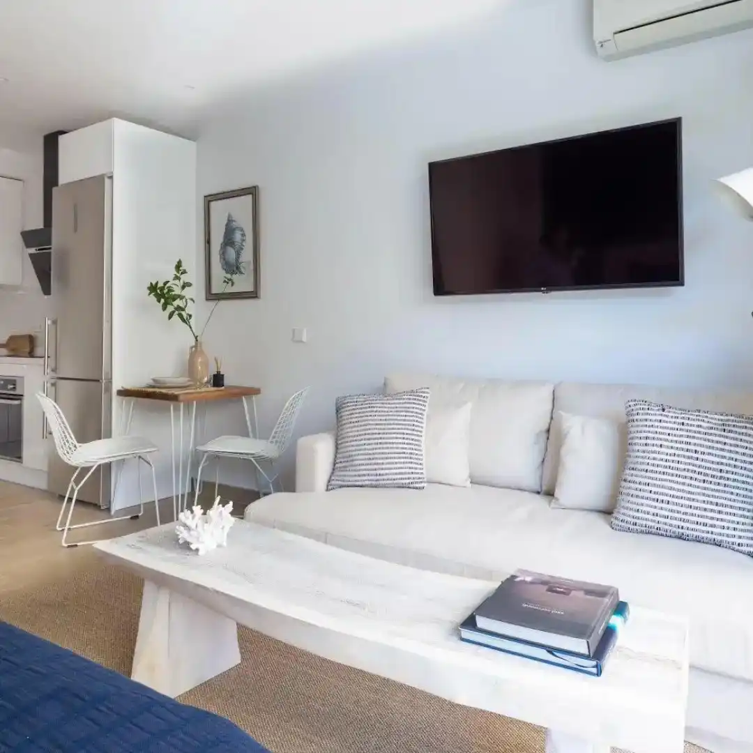 Living room of Flat for sale in Marbella  with Air Conditioner and Swimming Pool
