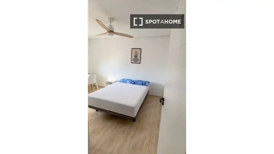 Bedroom of Flat for share in Almería  with Air Conditioner, Heating and Furnished