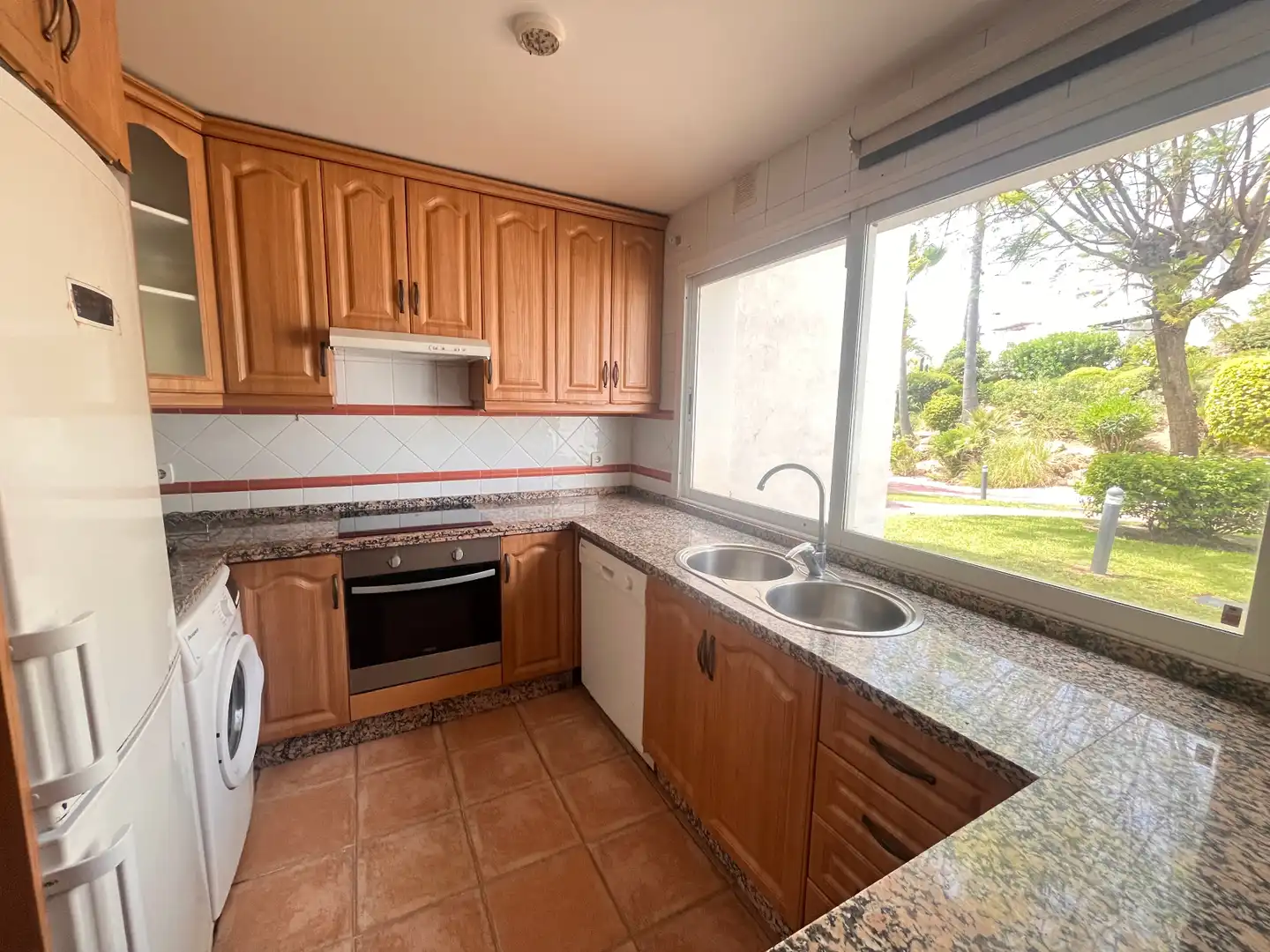 Cuina de Casa adosada en venda en Marbella amb Jardí privat, Terrassa i Moblat