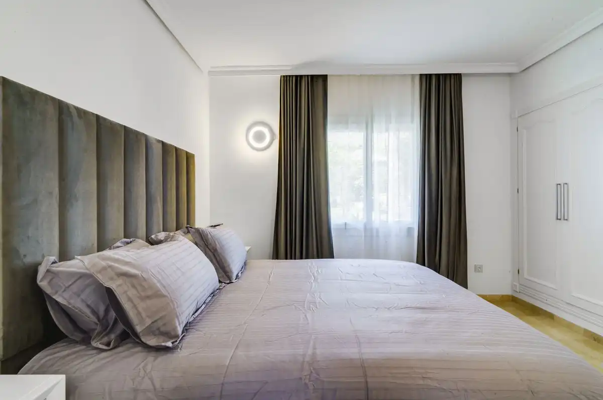 Habitación de Planta baja de alquiler en Estepona con Aire acondicionado, Terraza y Piscina comunitaria