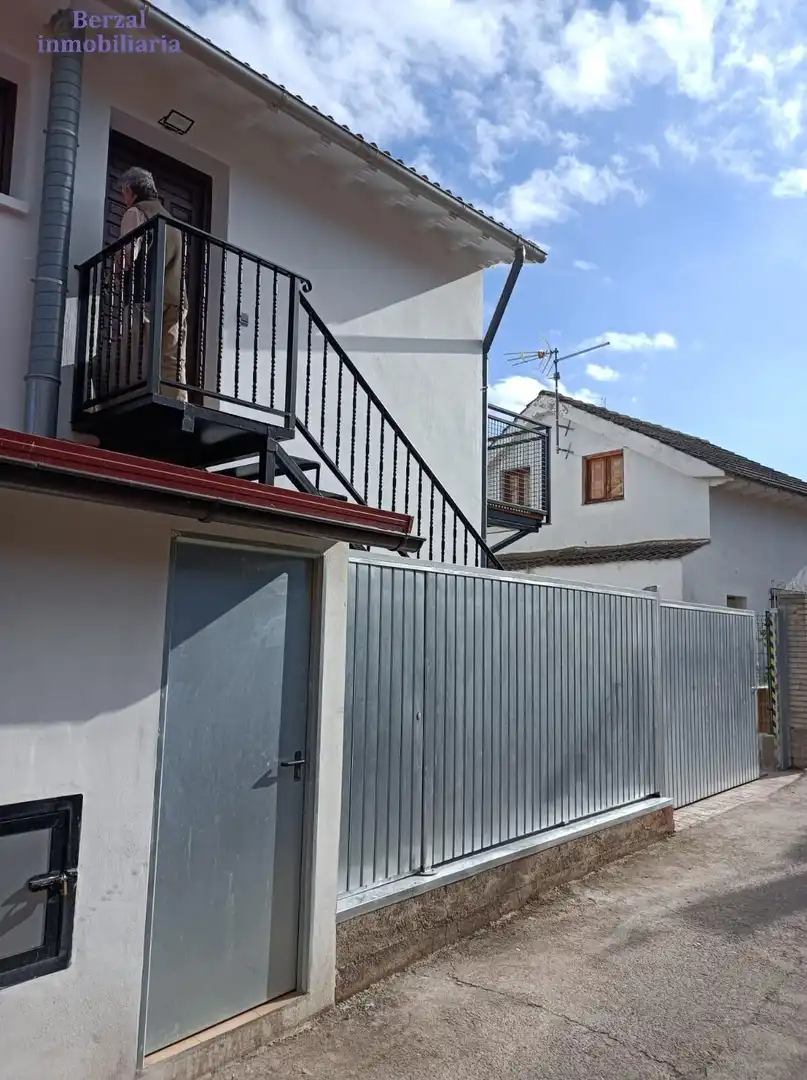 Vista exterior de Casa o xalet en venda en Matute amb Terrassa, Moblat i Balcó