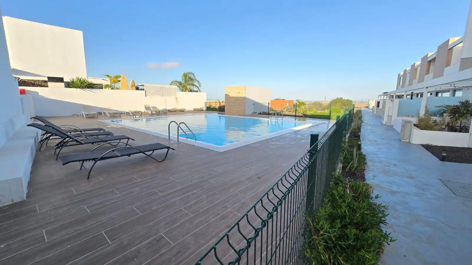 Piscina de Casa adosada en venta en La Oliva