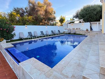 Xalet amb piscina en venda a Cala Blanca
