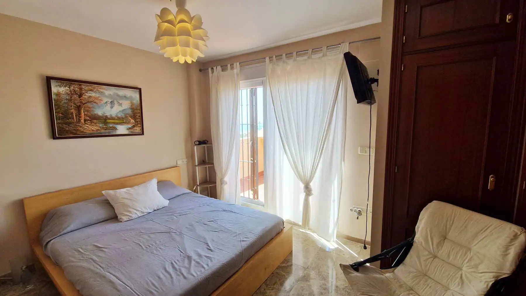 Schlafzimmer von Einfamilien-Reihenhaus zum Verkauf in Estepona mit Klimaanlage, Privatgarten und Terrasse