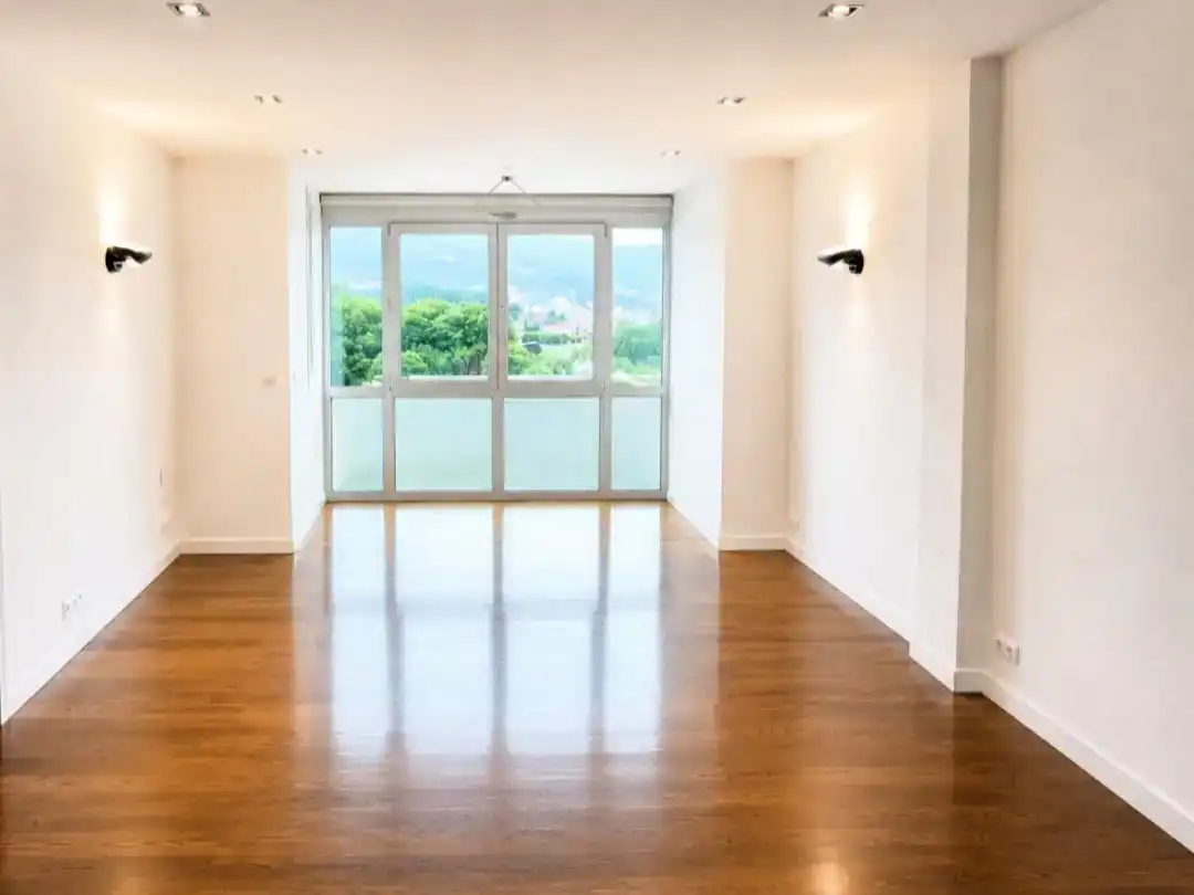 Sala d'estar de Pis en venda en Hernani amb Parquet i Moblat