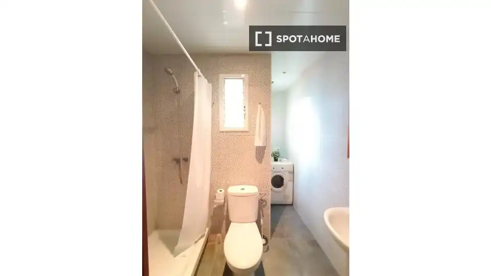 Baño de Piso de alquiler en Barcelona con Aire acondicionado, Calefacción y Amueblado