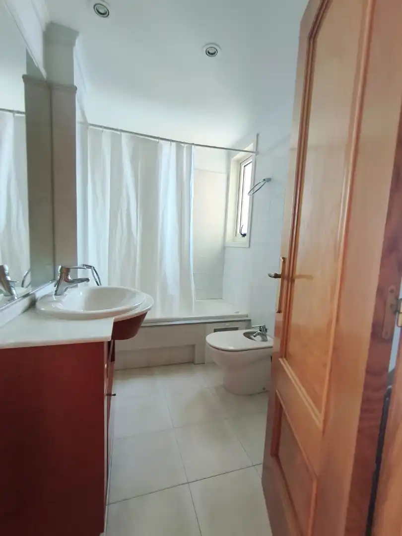 Badezimmer von Wohnung zur Miete in A Coruña Capital  mit Heizung, Parkett und Ofen