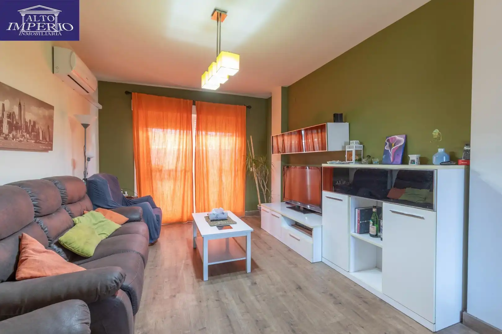 Sala d'estar de Casa adosada en venda en Churriana de la Vega amb Calefacció, Terrassa i Balcó