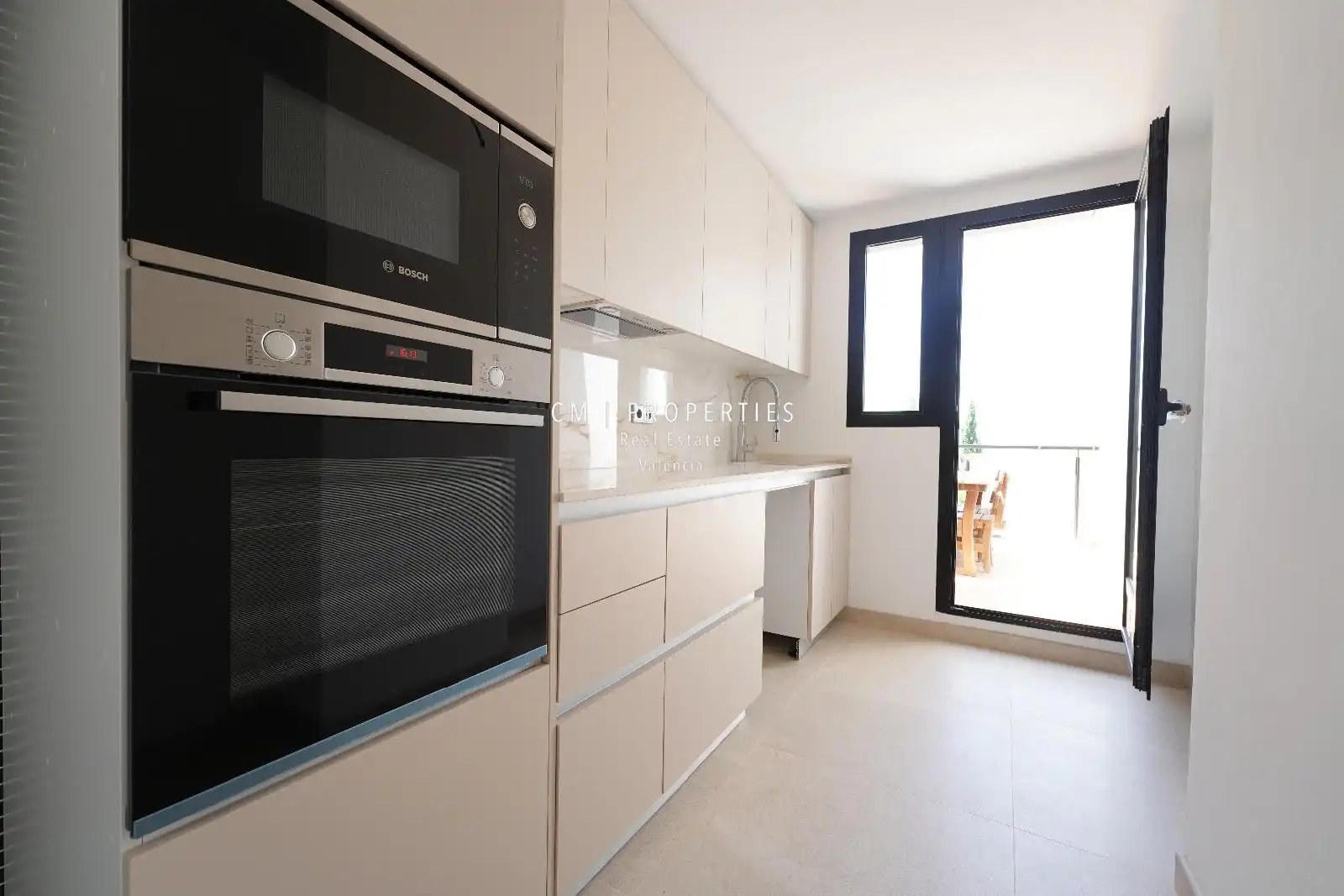 Cocina de Casa adosada de alquiler en Chiva con Aire acondicionado, Calefacción y Jardín privado