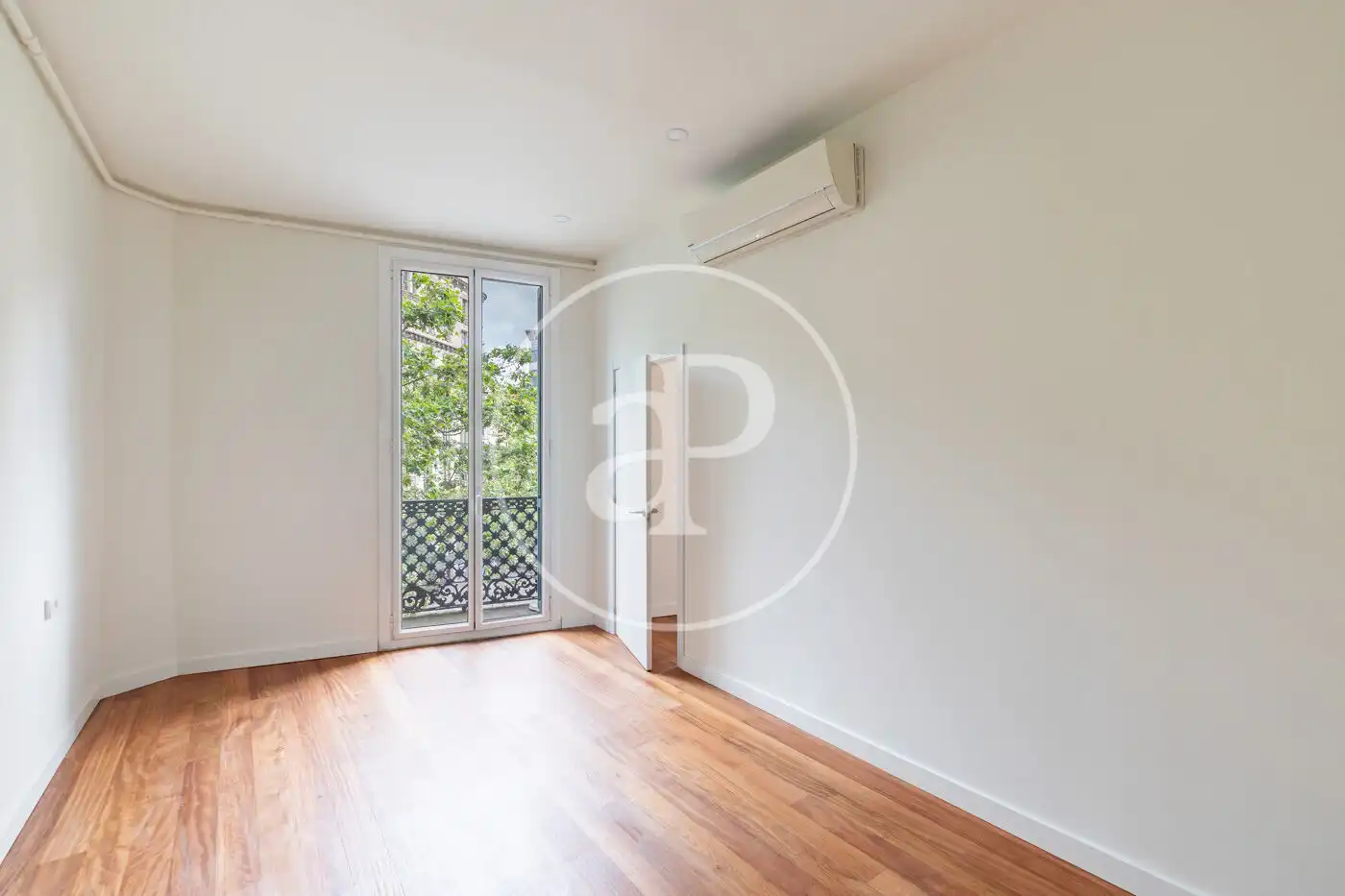 Schlafzimmer von Wohnung zum Verkauf in Barcelona mit Klimaanlage, Heizung und Balkon